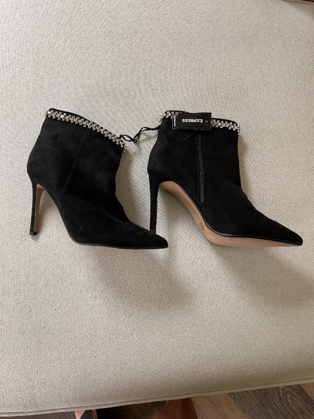 Express NWT Women’s black faux suede w/gemstone embellishment short boot
